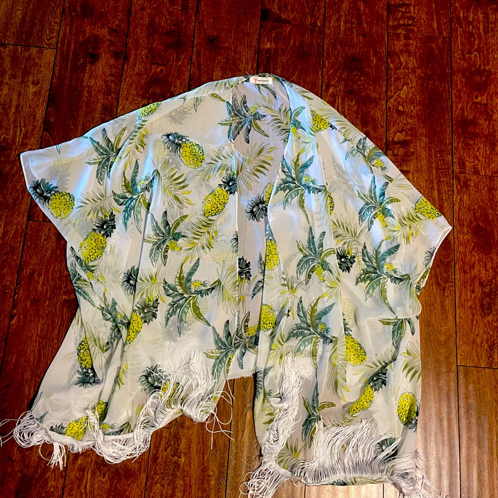 Women’s one size pineapple kimono! 🍍